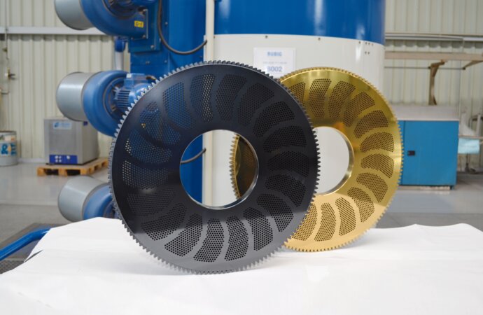 2 industrielle Scheiben mit PACVD & PVD-Beschichtung 2 industrielle Scheiben in Schwarz und Gold, veredelt mit PACVD & PVD-Technologie – RÜBIG berät zur optimalen Lösung