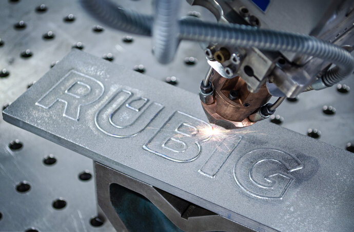Laserhärten & Laserverfahren: Präzise Lasergravur des RÜBIG Logos – Innovationskraft in der Metallbearbeitung