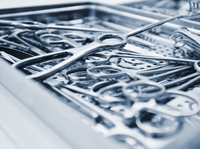 Chirurgische Instrumente in der Medizintechnik mit RÜBIG Vakuumhärten und biokompatiblen Schichtsystemen